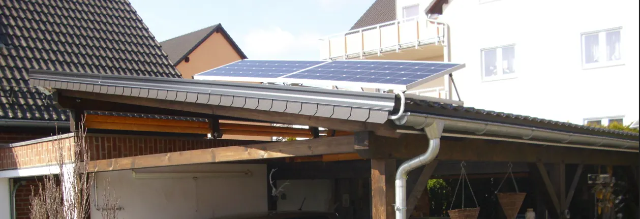 Zwei Solarmodule auf dem Dach eines Holz-Carports