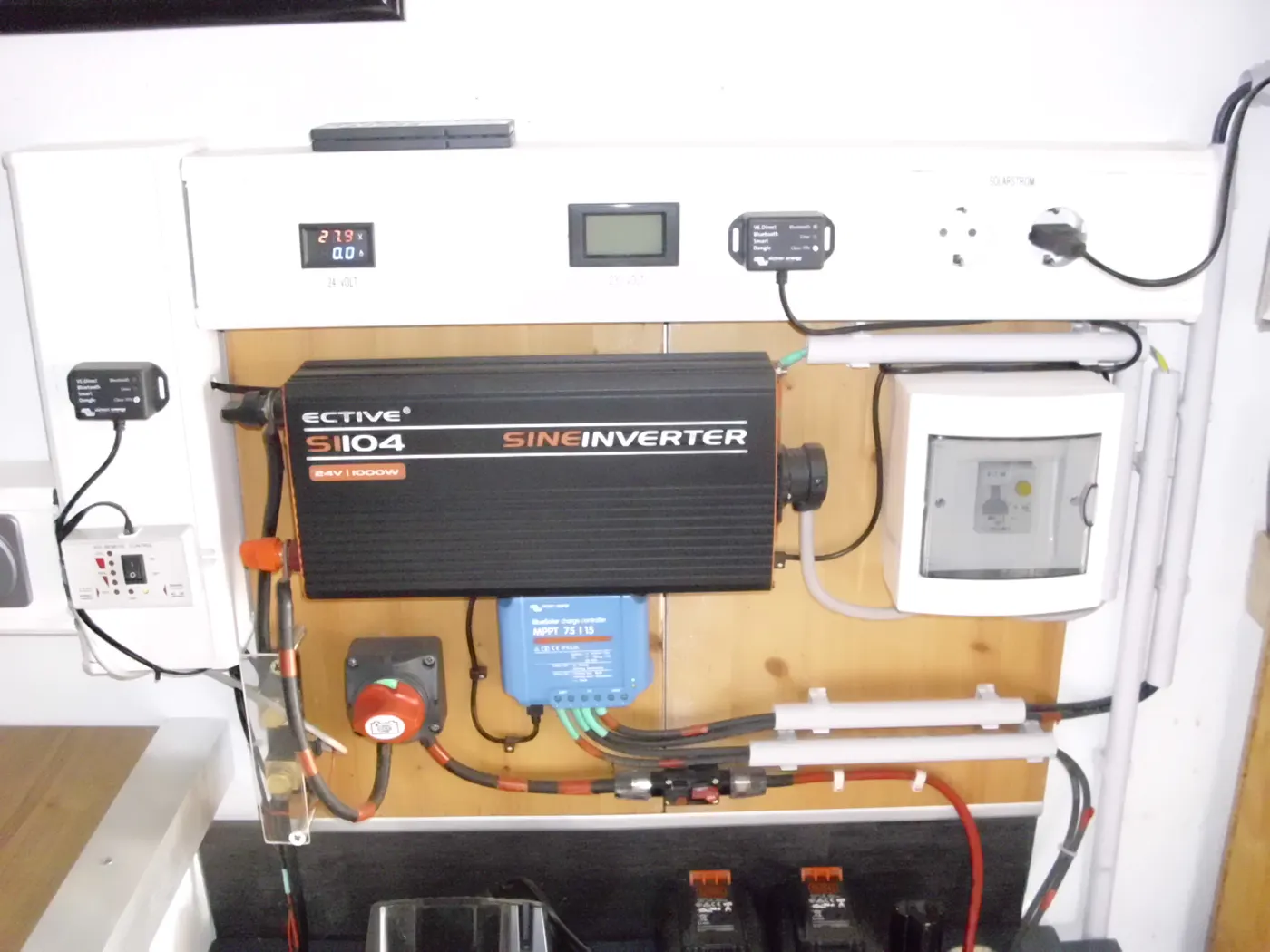 Technikwand einer Inselanlage mit Sinus-Wechselrichter, Laderegler, Batterieschalter und Sicherungskasten